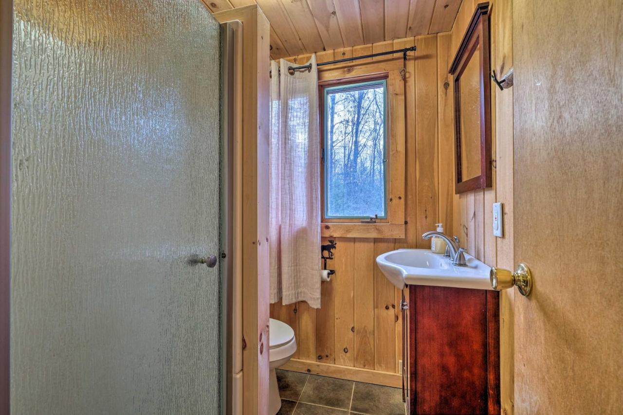 Secluded Johnsburg Retreat With Hot Tub And Fire Pit Villa Exterior photo